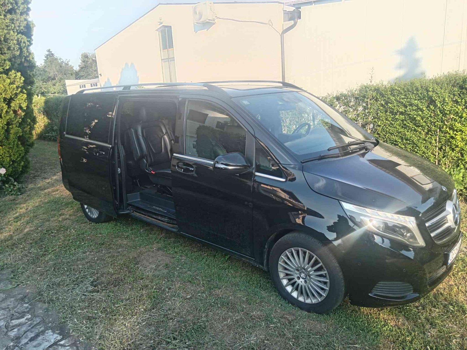 Mercedes-Benz V-Class sa otvorenim bočnim vratima